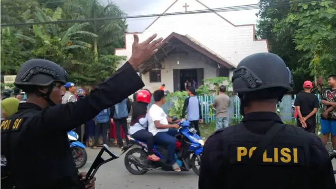 Anggota kepolisian melakukan penjagaan sebuah bangunan gereja di Samarinda, 13November 2016, setelah ada serangan bom molotov atas gereja tersebut.
