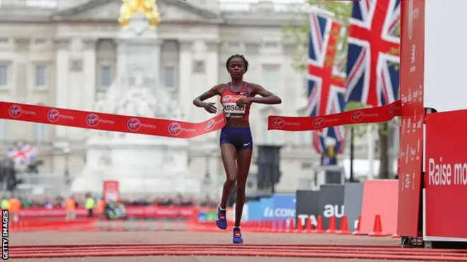 Brigid Kosgei maraatoonii Landa umurii 25 irra osoo jirtuu mo'atte