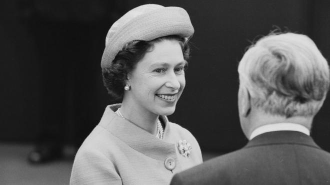 لقاء رئيس الوزراء هارولد ويلسون مع الملكة إليزابيث في محطة ووترلو بلندن في عام 1965