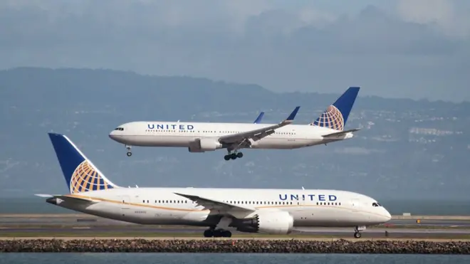 İki United Airlines uçağı