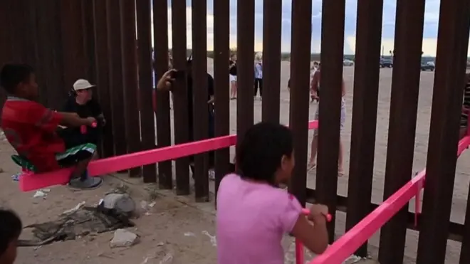 બોર્ડર પર રમતા બાળકો