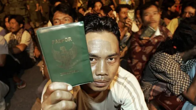 Seorang tenaga kerja Indonesia (TKI) menunjukkan paspornya saat dilakukan operasi razia di pinggiran Kota Kuala Lumpur, Malaysia, 1 Maret 2005.
