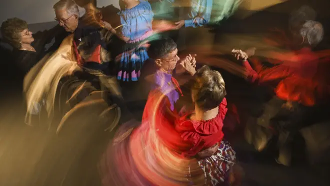 Los participantes del estudio que aprendieron coreografías complejas mostraron cambios positivos en la densidad de la materia blanca que coordina la comunicación entre diferentes partes del cerebro.