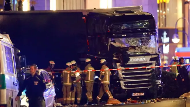 Tır şöförünün hala aracı kullandığı bildiriliyor.