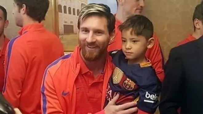 Lionel Messi y Murtaza Ahmadi se conocieron previo al partido amistoso que jugó el FC Barcelona en Qatar.