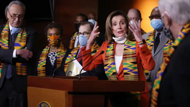 Bà Nancy Pelosi giới thiệu dự luật cải cách cảnh sát hôm 8/6/2020 tại Quốc hội Mỹ ở Washington, DC