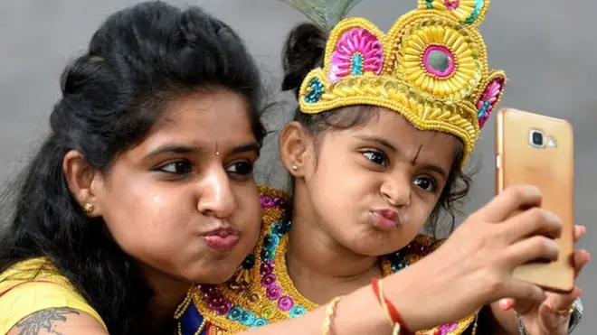 తల్లిదండ్రులు చాలా మంది తమ పిల్లలు ఇష్టపడే ఫొటోలనే షేర్ చేస్తామని చెప్తున్నారు