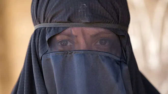 Бурка найбільше закриває обличчя. Вуаль повністю закриває обличчя і тіло