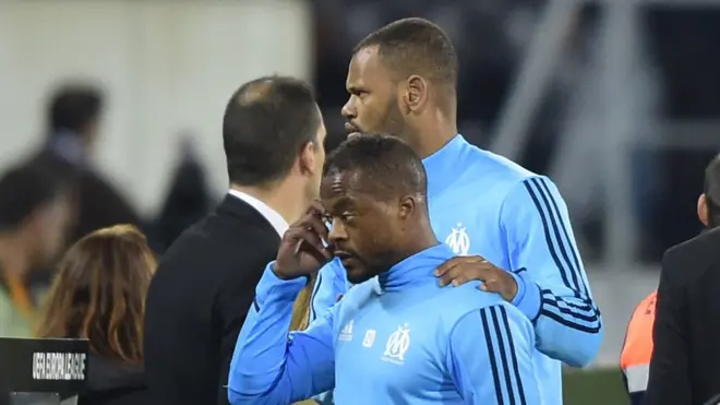 Pemain bertahan Marseille Patrice Evra (depan) didampingi oleh rekan satu timnya Rolando dari Portugal