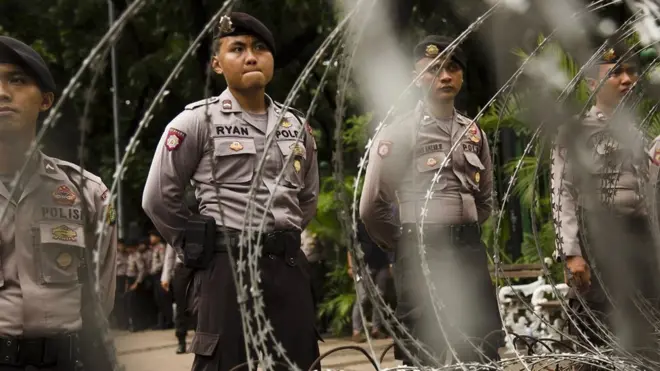 Pengamanan khusus di sekitar 13,000 ribu TPS di seluruh Jakarta ini mengantisipasi kemungkinan adanya mobilisasi massa dari kelompok pendukung kedua calon gubernur.