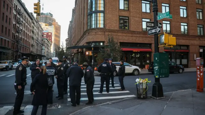 Polis, Robert de Niro'nun Manhattan'daki restoranında inceleme yaptı.