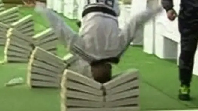 بوسني يحطم 111 حجرا برأسه