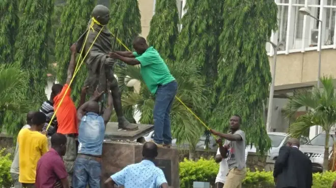 Ghana Foreign Ministry remove Mahatma Gandhi statue from University campus afta lecturers protest