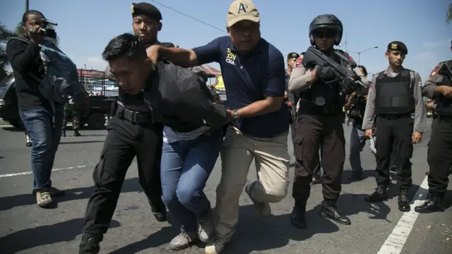 Aparat melakoni simulasi penyekatan massa di DI Yogyakarta, 13 Maret. Simulasi tersebut untuk meningkatkan kemampuan dan kesiapsiagaan anggota TNI dan Polisi dalam menjaga serta mengamankan jalannya pemilu serentak April 2019.