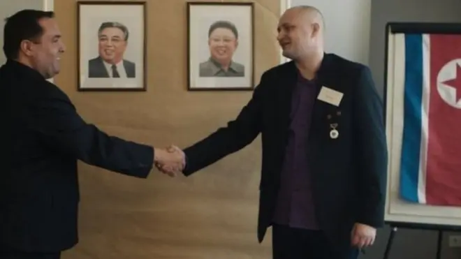 जर्मनी में हुई केएफ़ए की एक बैठक में हाथ मिलाते बेनोस और लार्सन