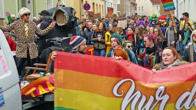 Протестующие используют яркие цвета