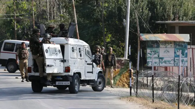 زخمیوں میں دو فوجی اور مزید ایک بی ایس ایف اہلکار شامل ہیں