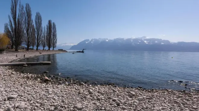 Pese a sus aguas cristalinas, el lago Leman tiene un problema de plásticos contaminantes.