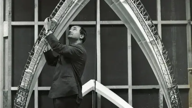 Bertony con un modelo del arco.