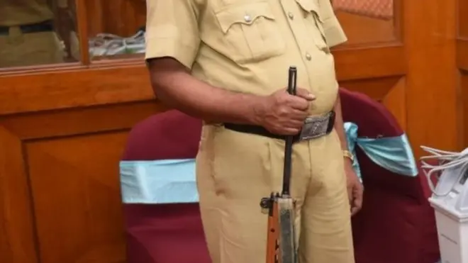Adalah suatu hal yang biasa melihat polisi India berjuang mengatasi berat badan.