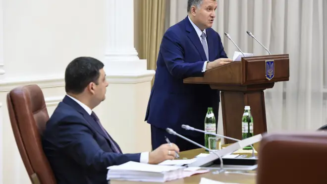 Міністр внутрішніх справ Арсен Аваков доповів на засіданні уряду, із чим пов'язані масов обшуки у податкових