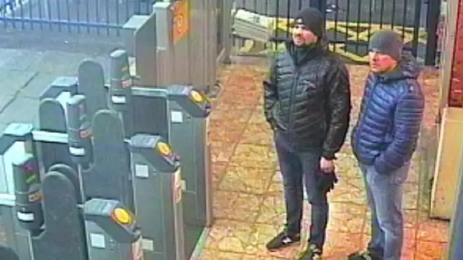 الروسيان أليكساندر بيتروف وروسان بوشيروف يعتقد أنهما من حاولا اغتيال الجاسوس الروسي يرغي سكريبال وابنته يوليا في بريطانيا، وعرضت الشرطة لقطات كاميرات مراقبة صورت تحركاتهما.