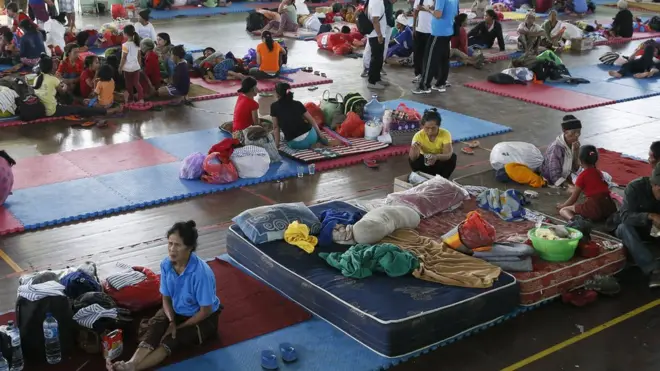 Para pengungsi tinggal di sejumlah pos yang disiapkan pemerintah maupun di rumah-rumah warga lain di luar kawasan bahaya.