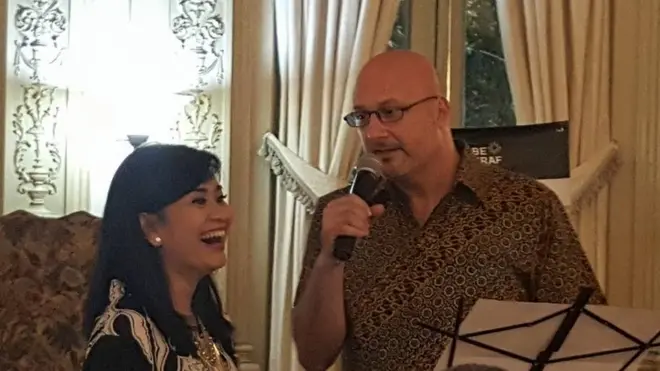 Andrew Weintraub tampil bersama penyanyi Ikke Nurjanah di KBRI Washington.