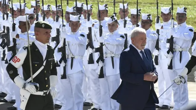 Lula, acompanhado do comandante do Batalhão da Guarda Presidencial, durante a cerimôniahttps pixbet com prejogoposse