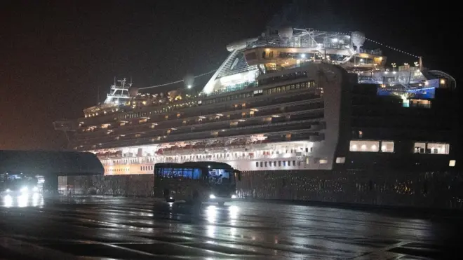 На "Даймонд принцесс" коронавирусом заразились 355 человек