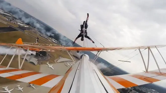 Акробатические трюки на авиасалоне в Фарнборо