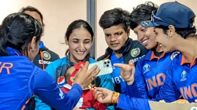 పాకిస్తాన్ కెప్టెన్ బిస్మా మరూఫ్ కూతురు ఫాతిమాతో భారత ప్లేయర్ల ముచ్చట్లు