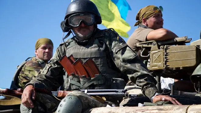 Тоді ж після 2014 року на суворих обличчях українських бійців, які вступили до довгої і важкої війни, з'явилися нестатутні бороди