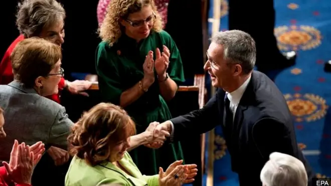 Ông Jens Stoltenberg bắt tay các nhà lập pháp Mỹ tại Quốc hội trước khi phát biểu