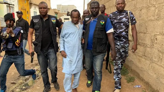 Musa Umar with di Police afta dem release am