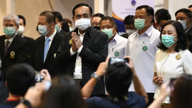 พล.อ. ประยุทธ์ และนายอนุทิน ตรวจเยี่ยมจุดฉีดวัคซีนที่ห้างสรรพสินค้าเซ็นทรัล กทม.