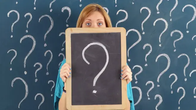 Mujer con signos de interrogación