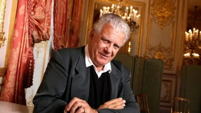 الأكاديمي البارز، أوليفيه دواميل، استقال من الجامعة بعد اتهامه باستغلال ابن زوجته عندنا كان صغيرا.