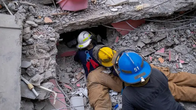 Tim pemadam kebakaran tengah mencari korban reruntuhan bangunan usai gempa bumi di Les Cayes Haiti