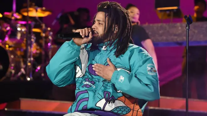 J. Cole ari kuririmba muri NBA All-Star Game mu kwezi kwa kabiri 2019 i Charlotte, North Carolina,US.