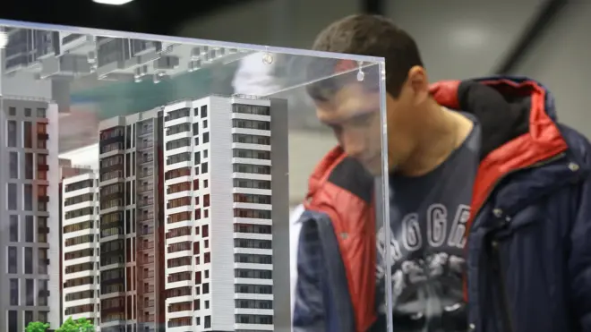 у макета дома