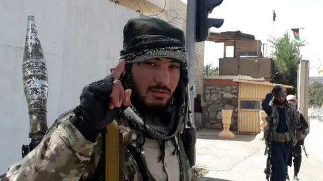 یک سرباز طالبان به پاسداری مقر والی غزنی گماشته شده است