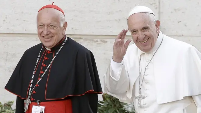 En esta foto de 2015 se observa al papa Francisco junto a Ezzati en un encuentro celebrado en el Vaticano.