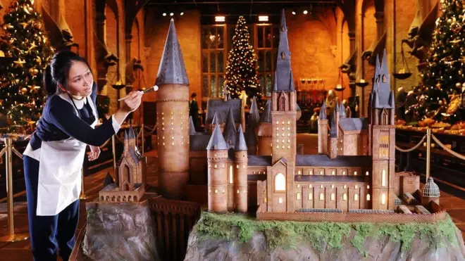 케이크는 해리포터의 영화가 주로 촬영된 영국 왓퍼드의 워너 브러더스 스튜디오 투어에서 처음 공개됐다