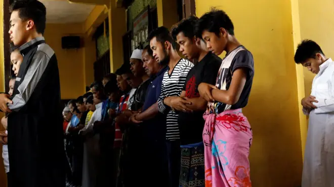 Penduduk Muslim Marawi salat berjemaah di pusat penampungan di luar kota yang dilanda konflik itu.