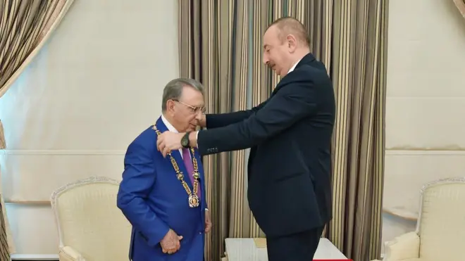 Ильхам Алиев вручает Рамизу Мехтиеву орден Гейдара Алиева