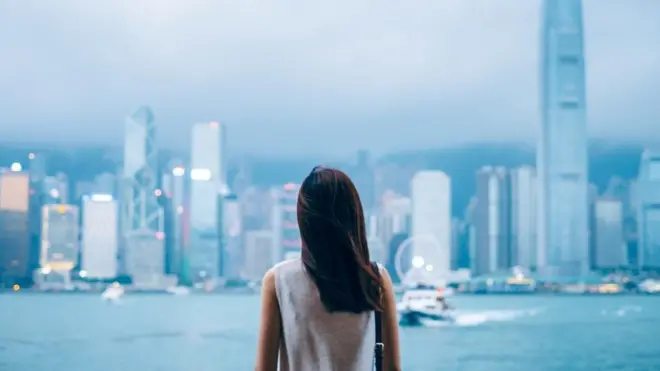 落入网络爱情骗局的香港女子会被她们的网上"男友"说动转钱给他们。 (C