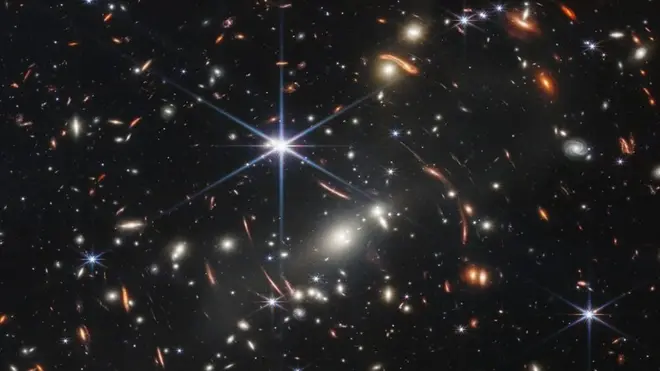 ఎస్ఎంఏసీఎస్ 0723: ఈ చిత్రంలోని రెడ్ ఆర్క్‌లు, విశ్వం ఆరంభం నాటి గెలాక్సీల నుంచి కాంతిని గుర్తించాయి