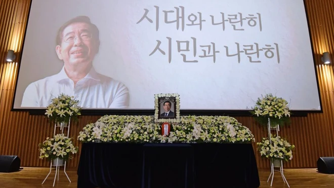 박원순 시장의 장례 기간 동안 추모 물결과 함께 박 시장을 성추행으로 고소한 피해자 연대 움직임 또한 확산됐다