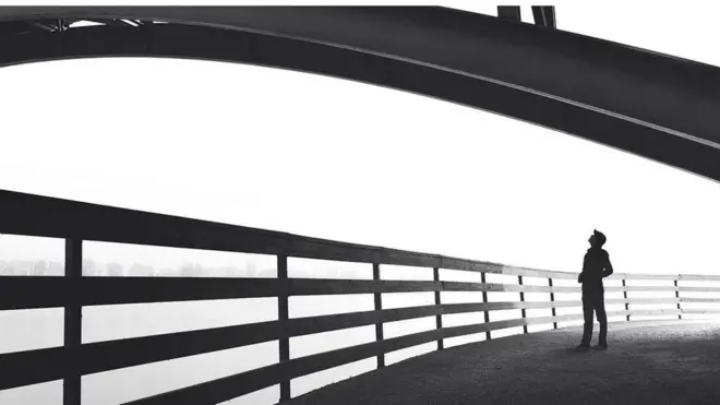 شخص يتأمل المكان من حوله